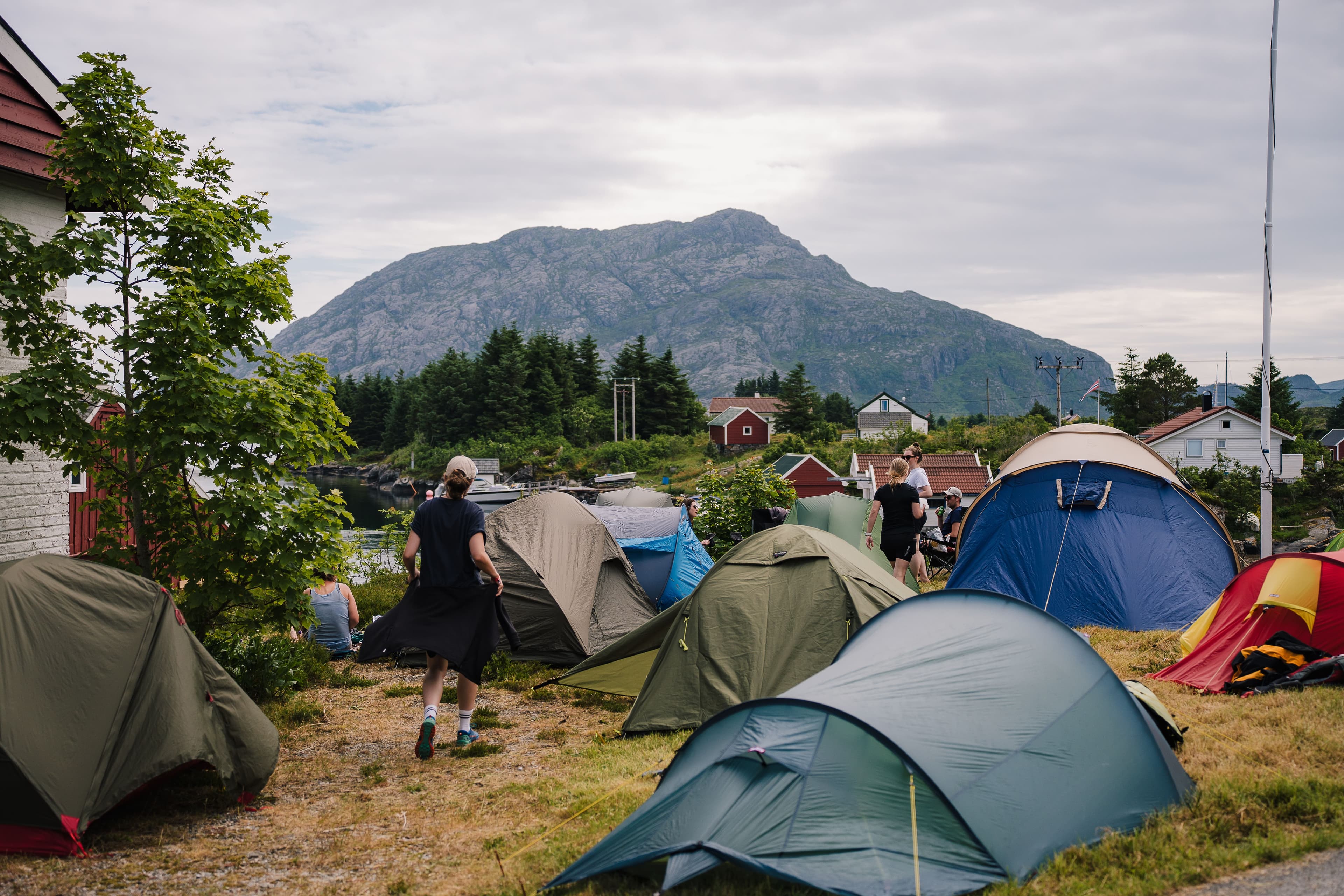 Telt på camp med fjell i bakgrunnen