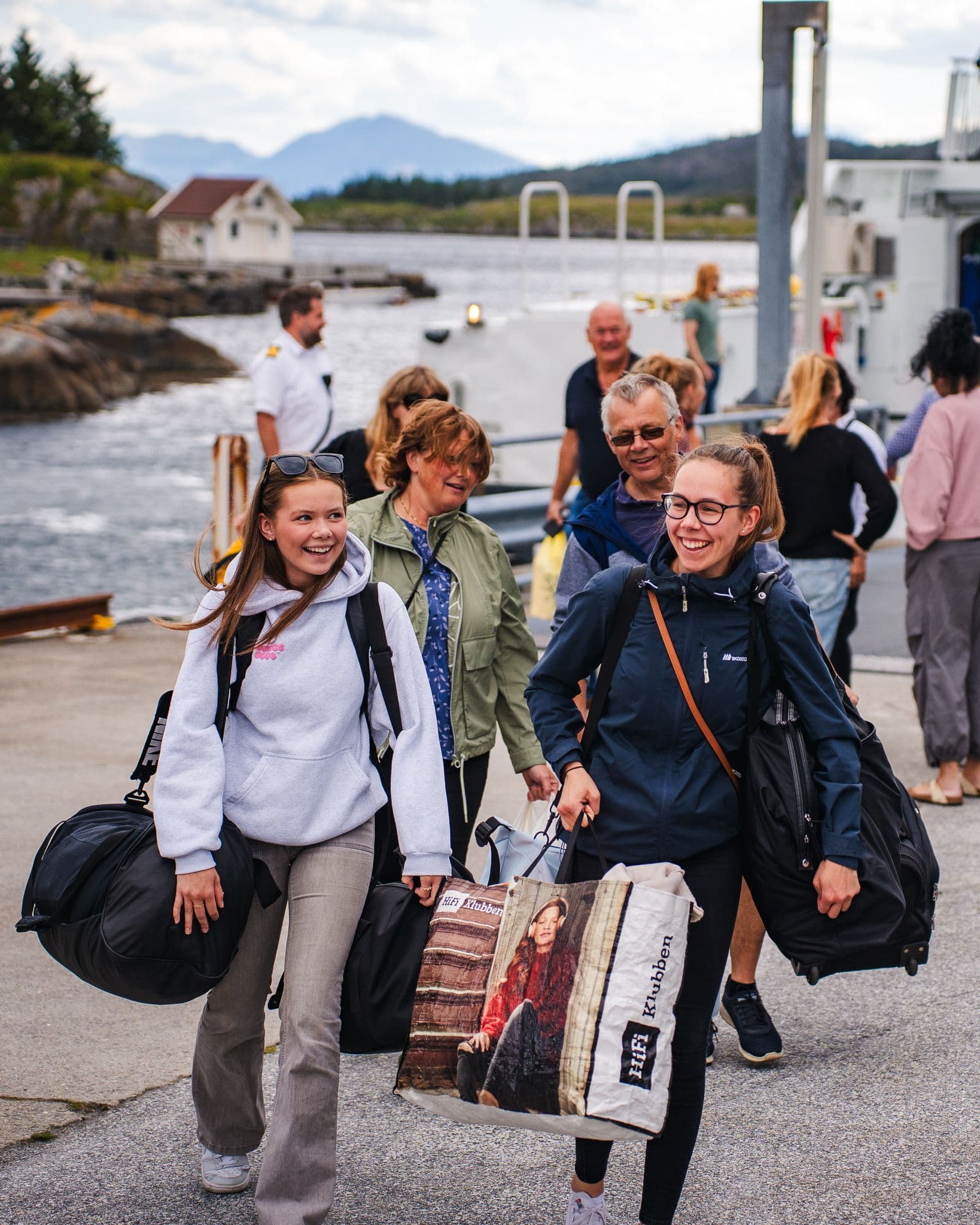 Publikummere ankommer øya
